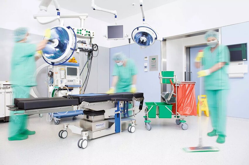 Dussmann Service ist seit 52 Jahren Experte für Reinigung und Desinfektion hochsensibler Bereiche wie Krankenhäuser. Diese oft unterschätzten Dienstleistungen erfahren in der aktuellen Situation mehr Wertschätzung, da sie systemrelevant und unentbehrlich für die Aufrechterhaltung des öffentlichen und privaten Lebens sind. | © Dussmann