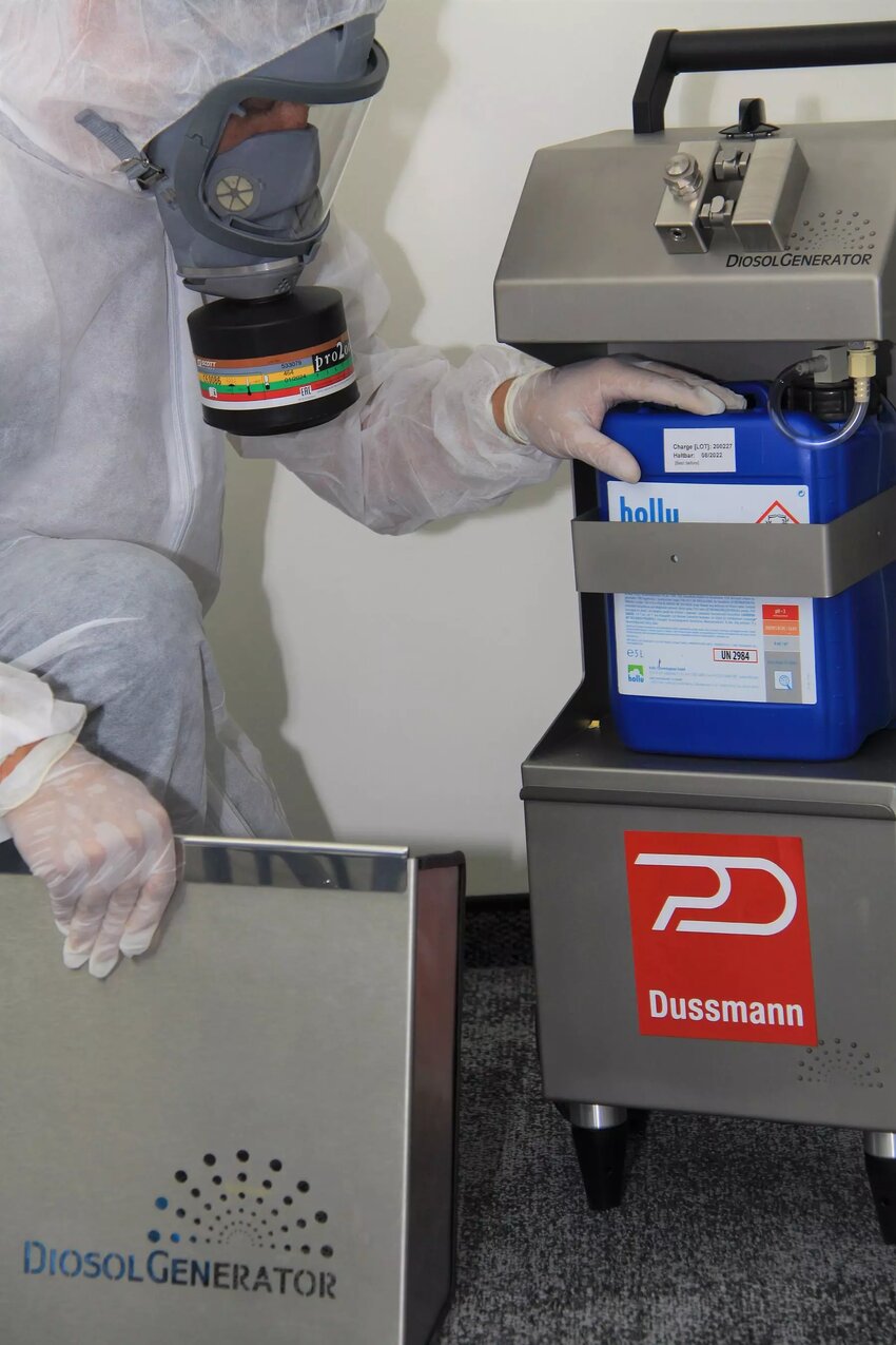 Kaltvernebelung: Dussmann Service setzt das Kaltvernebelungsverfahren ein, dessen Wirkung gegen COVID-19 bestätigt wurde. Räumlichkeiten, auch mit schwer zugänglichen Stellen, werden dadurch komplett dekontaminiert.  | © Dussmann Service