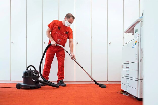 Teppichreinigung: Das Dussmann-Team hat 2020 unter Einhaltung strenger Sicherheitsvorschriften täglich beachtliche 3,1 Millionen Quadratmeter sauber gehalten.  | © Dussmann Service