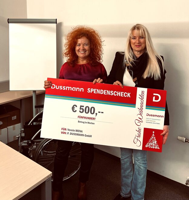 Dussmann Kärnten Niederlassungsleiterin Sandra Wilding spendet an den Verein MENA Mag. Isabella Scheiflinger (links). | © Dussmann