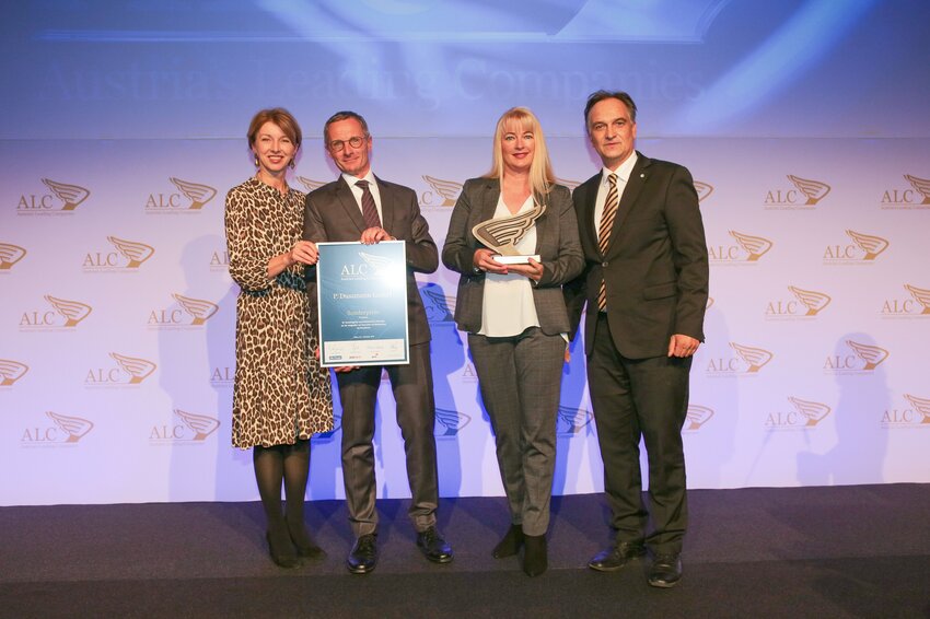 Mag. Peter Edelmayer, Geschäftsführung Dussmann Service Österreich (Mitte links) und Sandra Wilding, Niederlassungsleitung Dussmann Service Kärnten (Mitte rechts) nehmen den Sonderpreis des Austria`s Leading Companies Awards für die Beschäftigung von Menschen mit Behinderung von Dr. Gaby Schaunig, LHStv.in (links) und Mag. Michael Pichler, Essl Foundation (rechts) entgegen. | © Peroutka/DiePresse