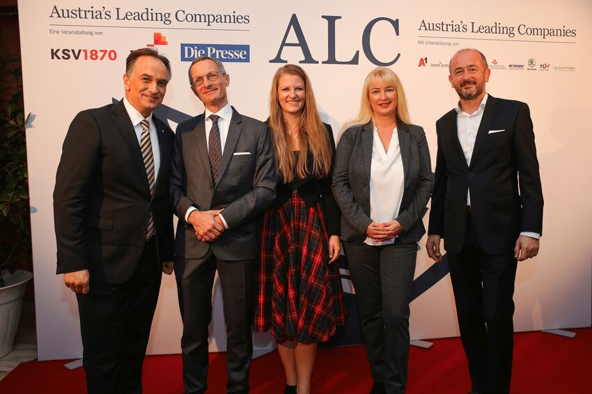 Vlnr: Mag. Michael Pichler, Essl Foundation mit Susanne Leitner, MA, autArK Soziale Dienstleistungs-GmbH, Mag. Peter Edelmayer, Geschäftsführung Dussmann Service Österreich, Sandra Wilding, Niederlassungsleitung Dussmann Service Kärnten, Ing. Gottfried Struckl, Vertriebsleitung Dussmann Service Österreich.  | © Peroutka/DiePresse