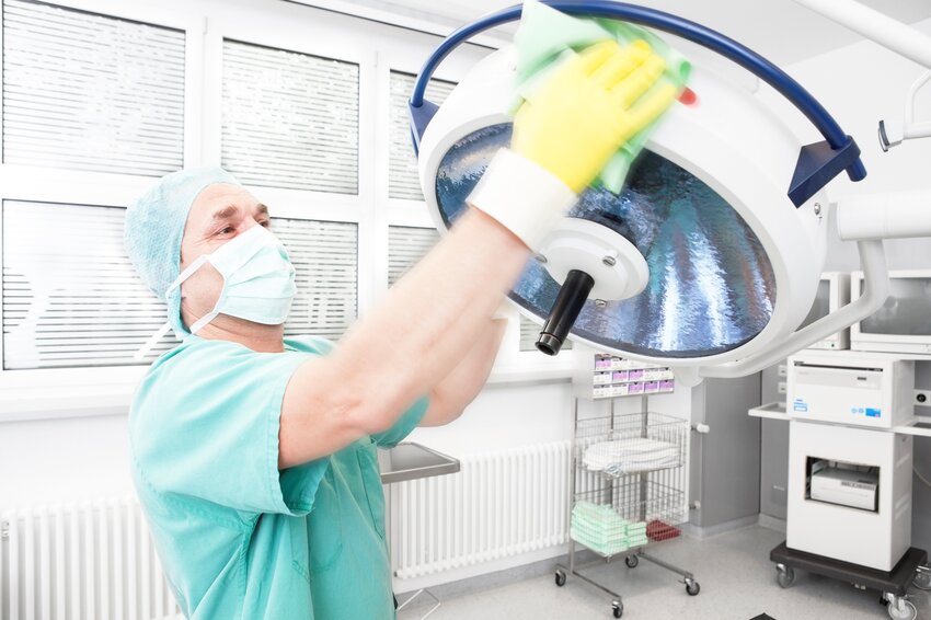 Dussmann Service hat 2021 seine Expertise im Healthcare-Bereich mit der Übernahme der Janus Gruppe, einem Spezialisten für die Reinigung sensibler Bereiche wie OP-Säle, Intensiv-Stationen und Reinräume, weiter ausgebaut. | © Dussmann