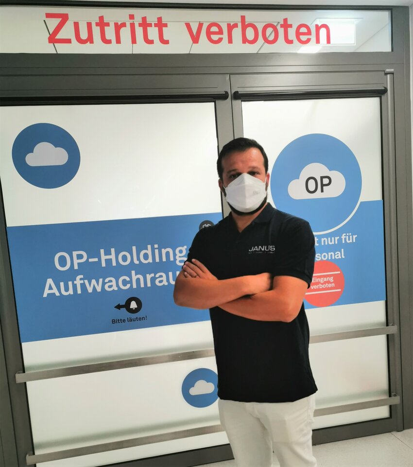 Mehmet Ferah ist als Objektleiter des ehemaligen Kaiser-Franz-Josef-Spitals, heute SMZ Süd, für 120 MitarbeiterInnen verantwortlich und seit Beginn der Pandemie für die Covid-19-Stationen zuständig. | © Dussmann