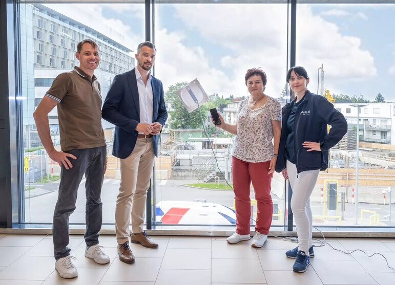 Team Dussmann zeigt Roboter für Fensterreinigung | © Stolz auf die innovative Lösung: v.l.n.r. SFK Alois Wagner, BL Dipl. KHBW Michael Kazianschütz, MBA, MSc, Melitta Novotny, Magdalena Krstivojevic Dussmann Healthcare ©Laura Schaffelhofer