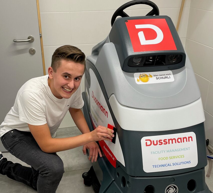 Im Dussmann-Reinigungsteam der HTL Villach befindet sich mit „Schurli“ erstmals ein besonderer „Kollege“: der autonome Reinigungsroboter reinigt effizient die Gänge des weitläufigen Schulgebäudes, täglich rund 4.000 Quadratmeter.  | © Dussmann