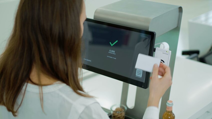 Visioncheckout ermöglicht einen voll autonomen und berührungslosen Kassiervorgang. Mit einer Kamera und einer KI-basierten Software erkennt das System alle Gerichte auf dem Tablett, auch der Bezahlvorgang ist kontaktlos. | © Dussmann
