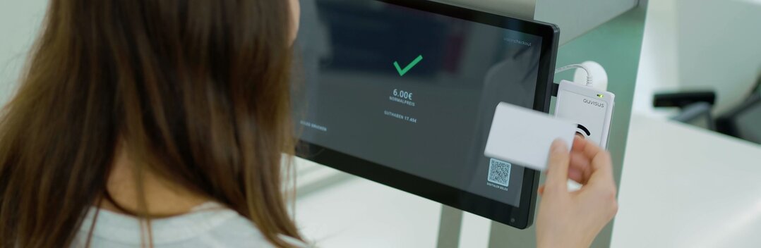 Visioncheckout ermöglicht einen voll autonomen und berührungslosen Kassiervorgang. Mit einer Kamera und einer KI-basierten Software erkennt das System alle Gerichte auf dem Tablett, auch der Bezahlvorgang ist kontaktlos. | © Dussmann