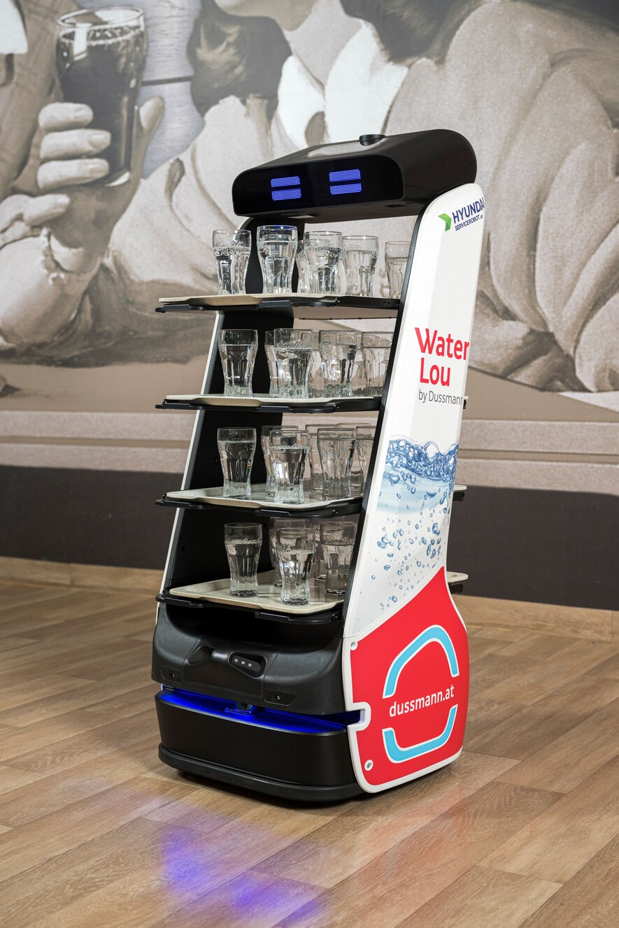 Dussmann: Water Lou – Gäste-Service next level | ©  Fotobyhofer, 2023