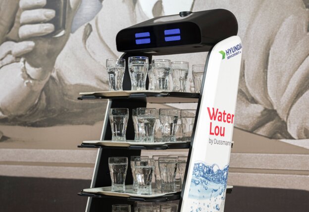 Dussmann: Water Lou – Gäste-Service next level | ©  Fotobyhofer, 2023