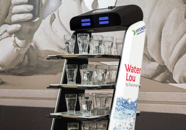 Dussmann: Water Lou – Gäste-Service next level | ©  Fotobyhofer, 2023
