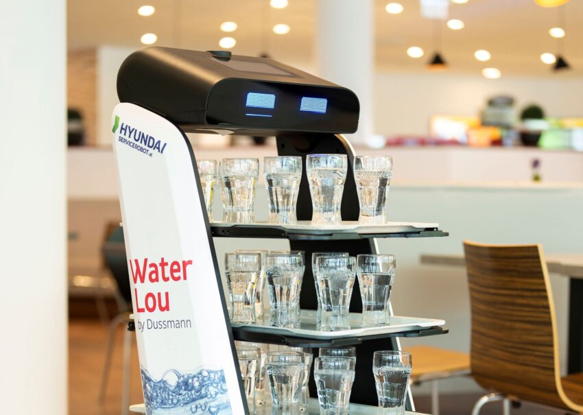 Servierroboter bringt erfrischendes Wasser zu Betriebsrestaurant-Gästen  | ©  Foto by Hofer, 2023