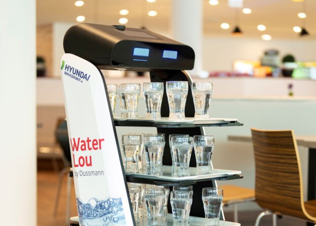 Servierroboter bringt erfrischendes Wasser zu Betriebsrestaurant-Gästen  | ©  Foto by Hofer, 2023