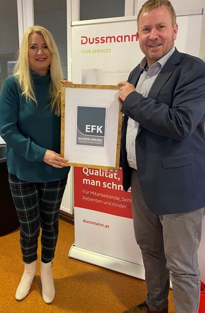 Bild 1: Mag. Berndt Triebel, Obmann des Energieforums Kärnten, überreicht Sandra Wilding, Niederlassungsleiterin Dussmann Kärnten, die „EFK Auszeichnung für Nachhaltigkeit". | © © Energieforum Kärnten