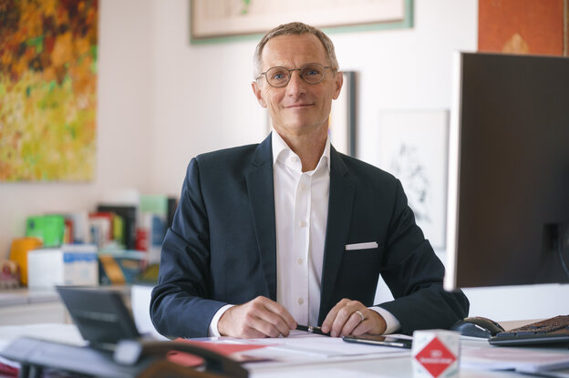 Bild 1: Mag. Peter Edelmayer, CEO Dussmann Österreich ist stolz auf den konstanten Erfolg und gesetzten Innovationsschub 2023 | © Dussmann