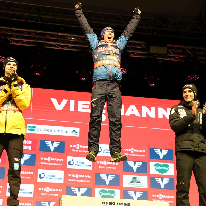Dussmann sorgt am Kulm für ein sauberes Umfeld, auch für unseren Goldmedaillengewinner Stefan Kraft. | © wirsindkulm.at/ÖSV/GEPA