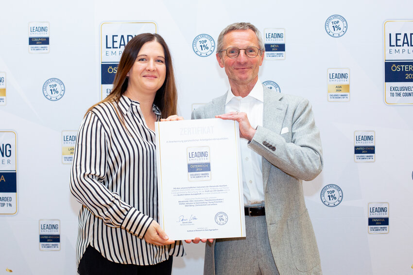 Bild 1: Nina Leber MA Leitung HR und Mag. Peter Edelmayer CEO mit Leading Employer Urkunde | © Leading Employers