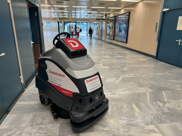 Bild 3: Dussmann Reinigungsroboter im Universitätsklinikum AKH Wien | © Dussmann