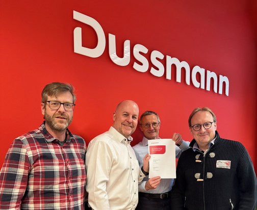 Curling Sponsoring Vertrag - vl. Herr Hartwig Zimmerl (ÖCV), Mag. Marcus Schmitt (ÖCV Präsident), Mag. Peter Edelmayer (CEO Dussmann), Cyrill Higatzberger (ÖCV) | © Dussmann