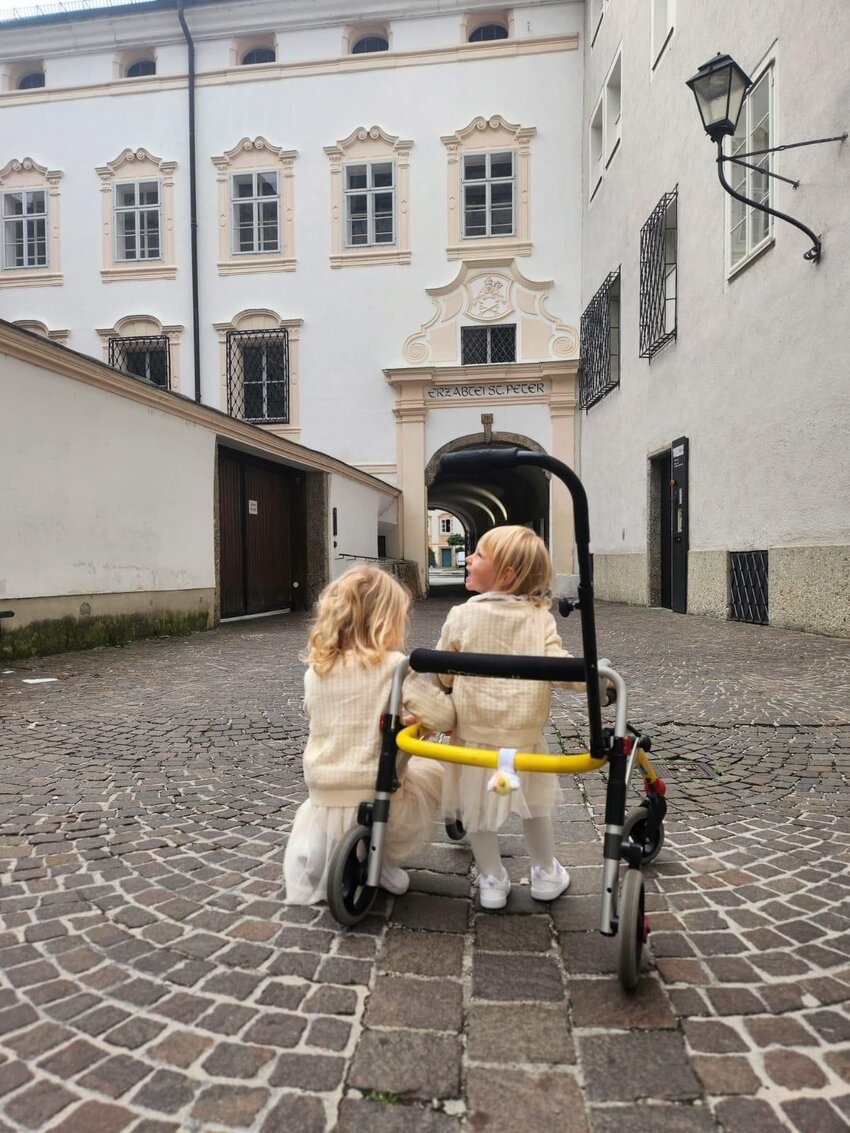 Bild 1: Herzkind Lara mit Schwester | © Herzkinder