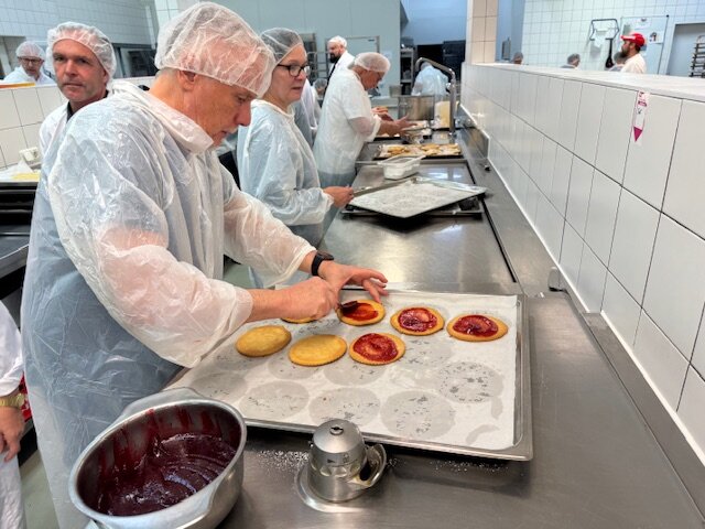 Bild7: Kekse backen für den guten Zweck in unserer Frischküche in Pichling | © Dussmann
