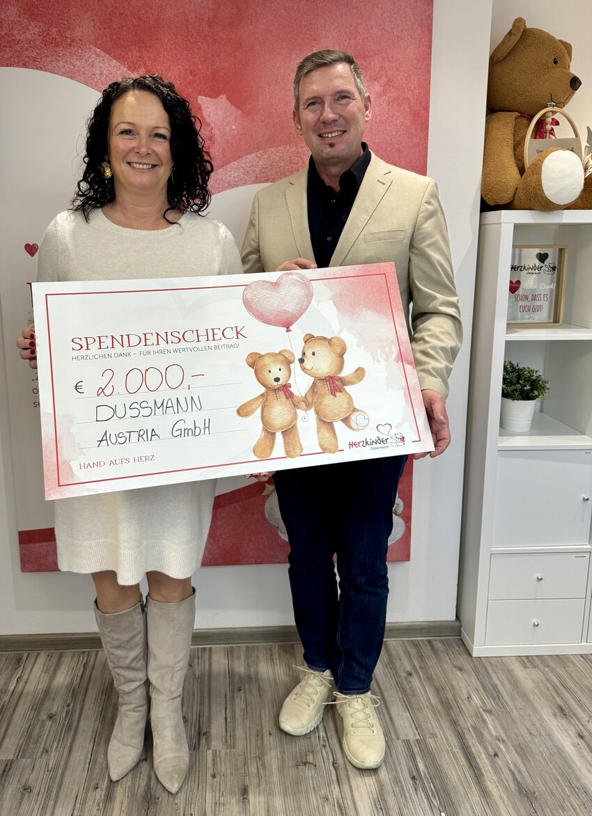 Bild5: Spendenübergabe an Herzkinder für die kleine Lara mit Michaela Altendorfer (Präsidentin/Geschäftsführung Herzkinder) und Manfred Dametz (Niederlassungsleitung Öberösterreich) | © Dussmann