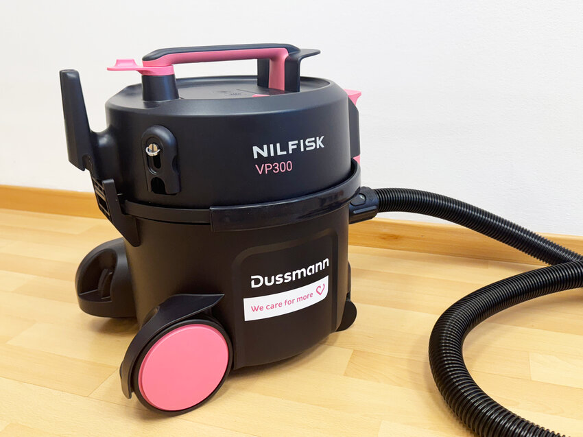 VP300 Staubsauger aus Nilfisk Pink Kampagne  | © Dussmann