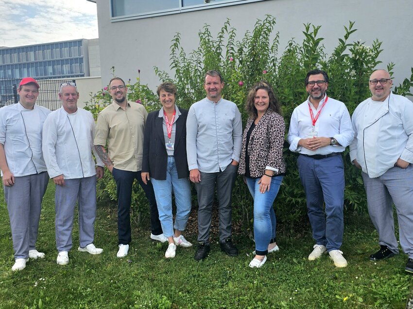 Bild 2: Christian Hamerle, Head of Global Food Service Transformation und einer der Gründer des Food Service Innovation Labs (2. v.r.), Haubenkoch Simon Larese (4. v. r.) und sein Küchenteam begeben sich mit der neuen Menülinie Planet!Based auf den Weg in die kulinarische Zukunft und nehmen die Gäste eines Villacher Betriebsrestaurants dabei mit. | © Dussmann