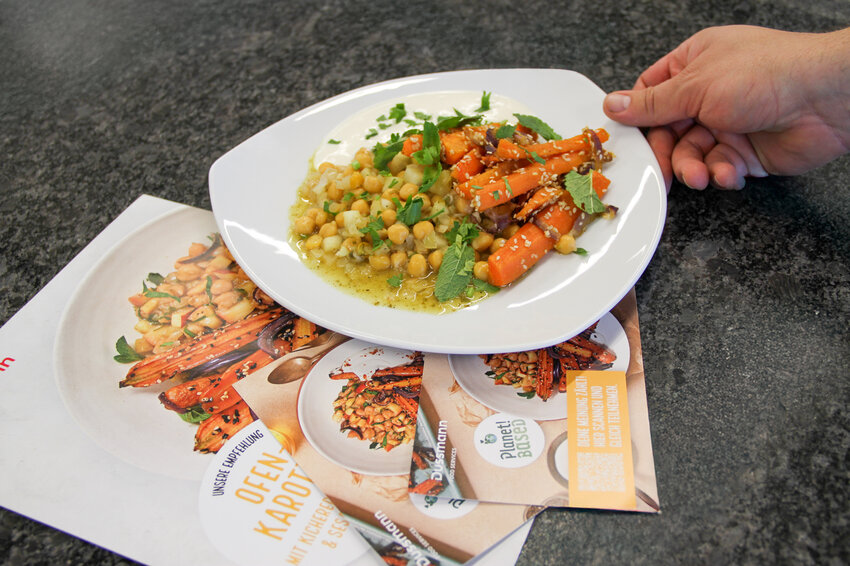 Bild 7: Gericht Ofenkarotten mit Rezeptkarte | © Dussmann