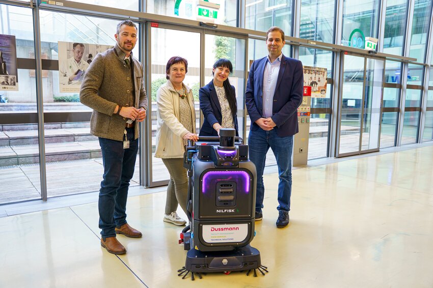 Vlnr: Michael Kazianschütz, MBA MSc, Bereichsleiter Wirtschaft / Logistik und Melitta Novotny, Abteilungsleiterin Reinigung im LKH-Univ. Klinikum Graz sowie Magdalena Krstivojevic, Objektleiterin Reinigung und Mag. Gunther Weber Niederlassungsleitung  | © Valmir Lira/LKH-Univ. Klinikum Graz