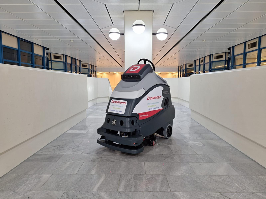 Bild 2: Dussmann Reinigungsroboter im Universitätsklinikum AKH Wien | © Dussmann