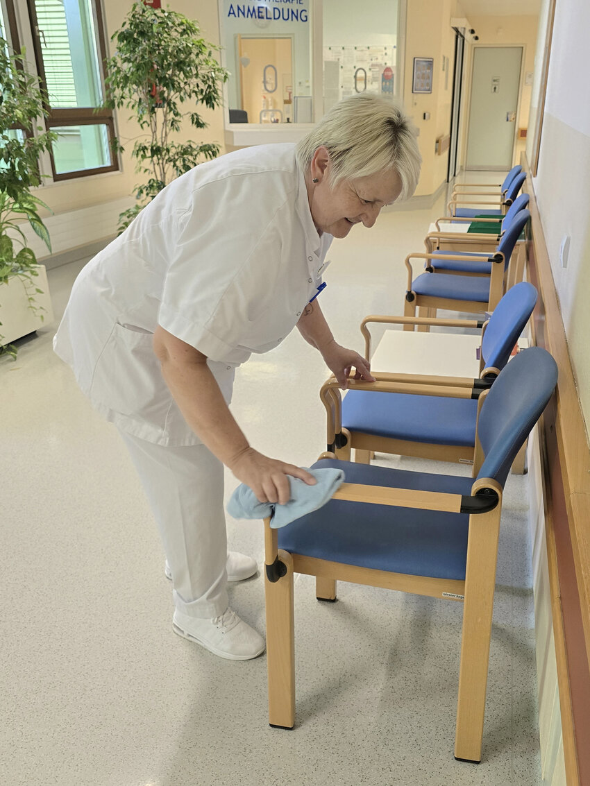 Christine Winkler beim Reinigen des Wartebereichs | © Dussmann