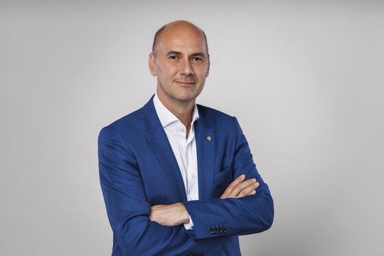 Portrait von Magnus Embacher, Niederlassungsleiter bei Dussmann Österreich