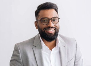 Profilbild von Herrn Randev de Silva in Grauen Anzug | © Randev de Silva