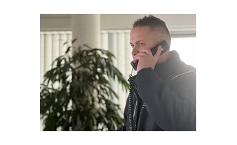 Profi Bernd Böck in Alarmzentrale | © Dussmann