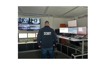 Profi Bernd Böck in Alarmzentrale 1 | © Dussmann