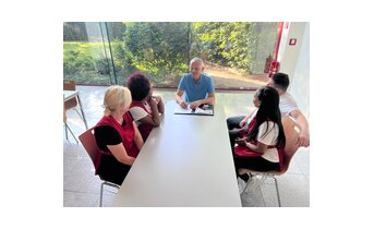Mile Erceg mit seinem Team bei der Besprechung | © Dussmann