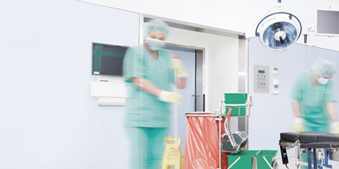 Reinigungskräfte sterilisieren OP durch Hygienereinigung