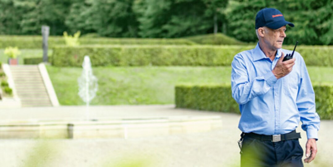 Dussmann Sicherheitsmitarbeiter auf Kontrollgang im Park