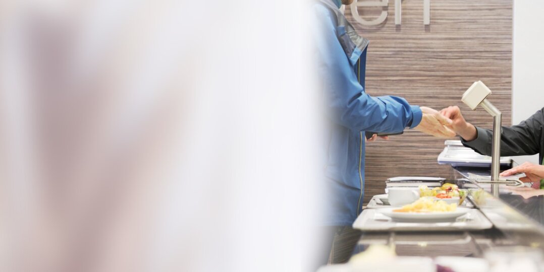 Dussmann-Servicekraft kassiert Speisenausgabe ab 