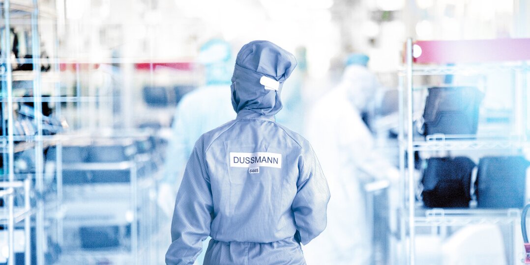 Fachkraft von Dussmann in steriler Schutzkleidung 