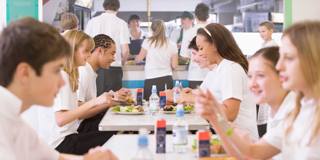 Schüler essen Mittag in Mensa