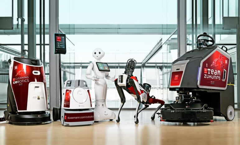 Unterschiedliche Roboter-Modelle von Dussmann.